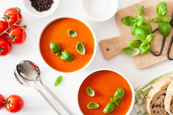 Sopa de tomate plana colocar no backgorund branco — Fotografia de Stock