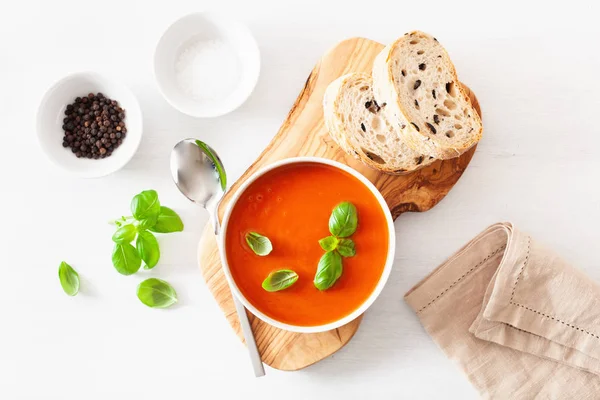 Sopa de tomate plana colocar no backgorund branco — Fotografia de Stock