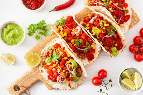 Tacos mexicanos de ternera y cerdo con salsa, guacamole y verduras — Foto de Stock