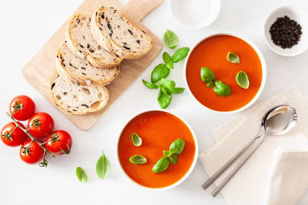 Sopa de tomate plana colocar no backgorund branco — Fotografia de Stock