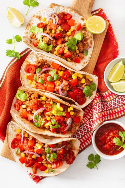 Tacos mexicanos de ternera y cerdo con salsa, guacamole y verduras — Foto de Stock