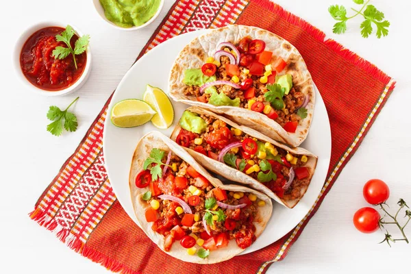 Tacos mexicanos de ternera y cerdo con salsa, guacamole y verduras — Foto de Stock