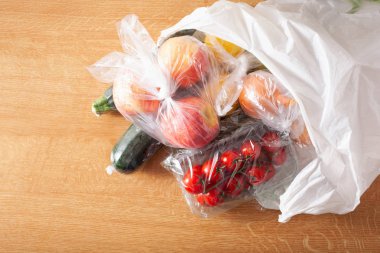 tek kullanımlık plastik atık sorunu. plastik meyve ve sebze