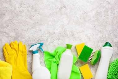 Temizlik ürünleri ev kimyasalları sprey fırça sünger eldiven