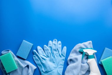 Temizlik ürünleri ev kimyasalları sprey fırça sünger eldiven