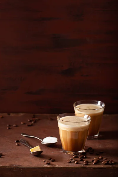 Куленепробивна кава, кето-палео напій, змішаний з маслом і коком — стокове фото