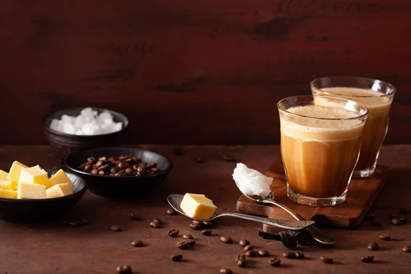 Luodinkestävä kahvi, keto paleo juoma sekoitettuna voihin ja cociin — kuvapankkivalokuva