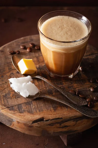 Bulletproof Coffee, Keto Paleo-drankje vermengd met boter en COC — Stockfoto