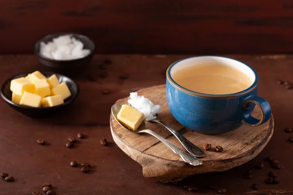 Café a prueba de balas, bebida keto paleo mezclado con mantequilla y coc —  Fotos de Stock
