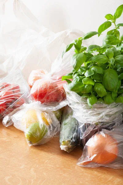 Egyszeri használatra műanyaghulladék-kibocsátás. gyümölcsök és zöldségek műanyagban — Stock Fotó