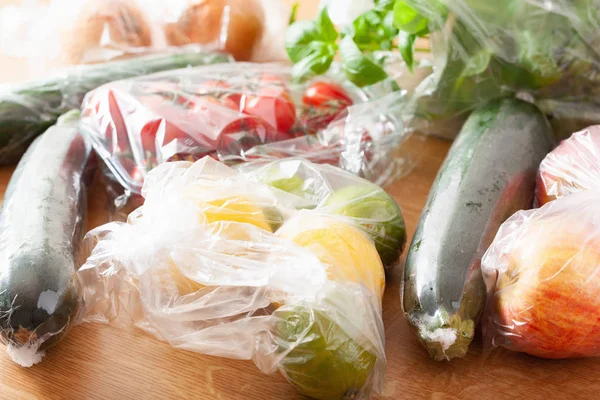 Thema Einweg-Plastikmüll. Obst und Gemüse in Plastik — Stockfoto