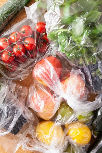 Thema Einweg-Plastikmüll. Obst und Gemüse in Plastik — Stockfoto