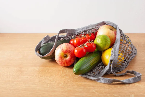 Fruit groenten in herbruikbare mesh katoenen tas, plastic vrije nul — Stockfoto