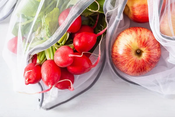 Фрукти та овочі редька яблуко в багаторазовій сітчастій нейлоновій сумці, р — стокове фото