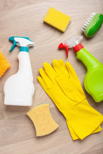 Membersihkan produk kimia rumah tangga Semprotan sikat sarung tangan spons — Stok Foto
