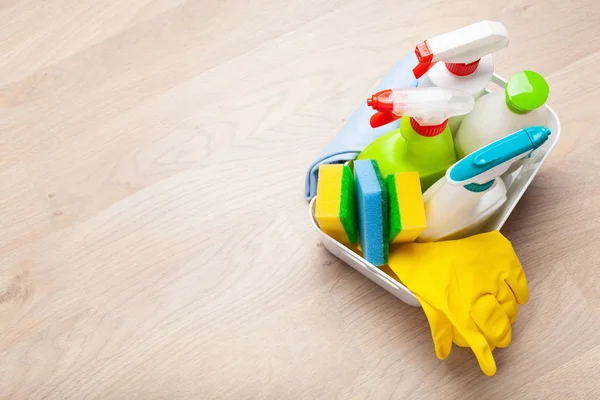 Tisztítószerek háztartási vegyi anyagok spray ecset szivacs kesztyű — Stock Fotó