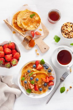 yaban mersini çilek bal ve fındık kahvaltıda krep