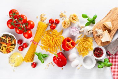 İtalyan cousine düz yatıyordu için malzemeler, makarna spagetti penne 