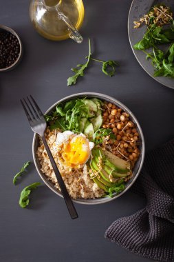 yumurta, avokado, salatalık, mercimek ile Quinoa kase. Sağlıklı vejetar