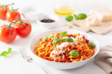 tagliatelle makarna domates ile parmesan fesleğen sosu