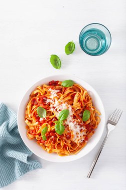 tagliatelle makarna domates ile parmesan fesleğen sosu