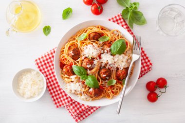 köfte ve domates sosu, İtalyan makarna spagetti