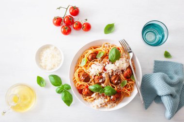 köfte ve domates sosu, İtalyan makarna spagetti