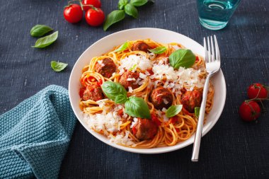 köfte ve domates sosu, İtalyan makarna spagetti