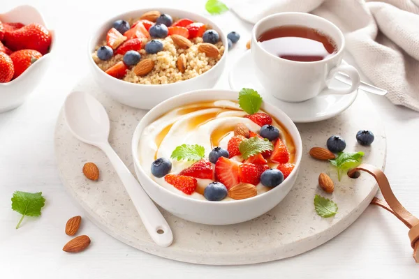 Joghurt mit Erdbeer-Blaubeer-Honig-Mandel und Quinoa für die Faser — Stockfoto