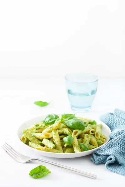 Pâtes penne avec sauce pesto aux épinards et basilic — Photo