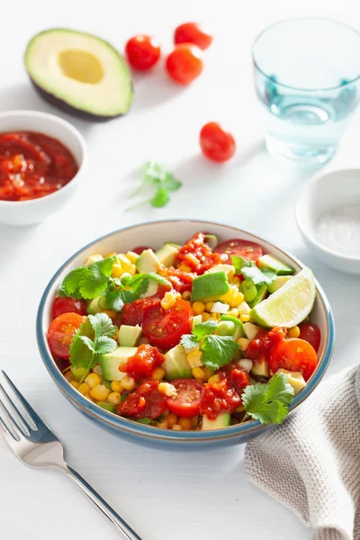 Salada de tomate saudável vegan abacate sweetcorn — Fotografia de Stock