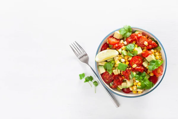 Salada de tomate saudável vegan abacate sweetcorn — Fotografia de Stock