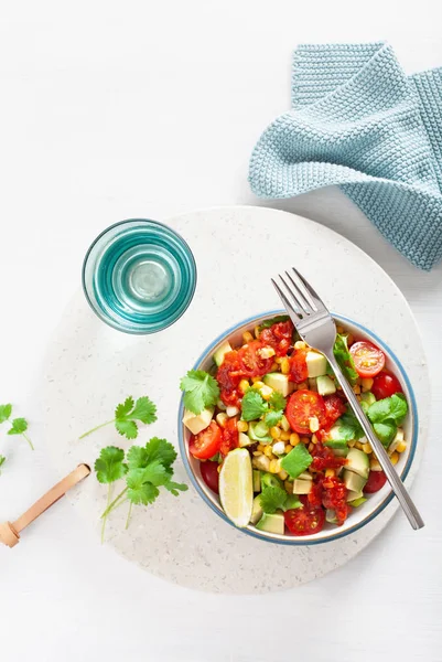 Salada de tomate saudável vegan abacate sweetcorn — Fotografia de Stock