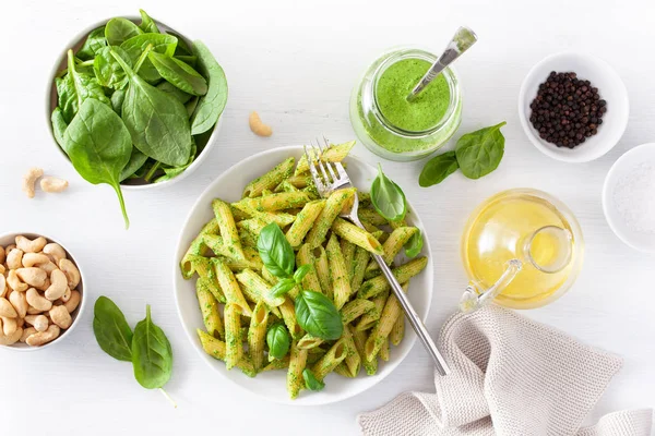 Penne-Nudeln mit Spinat-Basilikum-Pesto-Sauce — Stockfoto