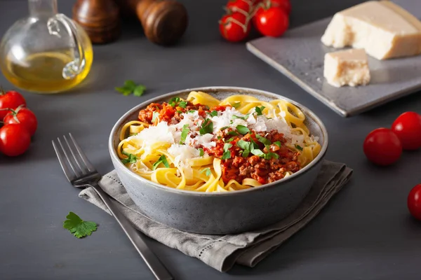 Tagliatelle bolognese met kruiden en parmezaan, Italiaanse pasta — Stockfoto