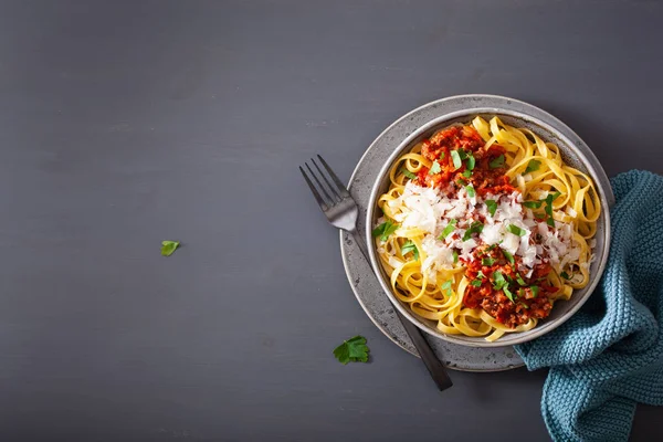 Tagliatelle bolognese met kruiden en parmezaan, Italiaanse pasta — Stockfoto