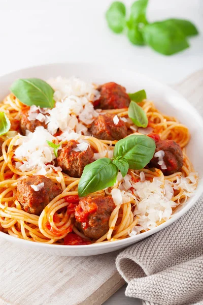 Spaghetti aux boulettes de viande et sauce tomate, pâtes italiennes — Photo