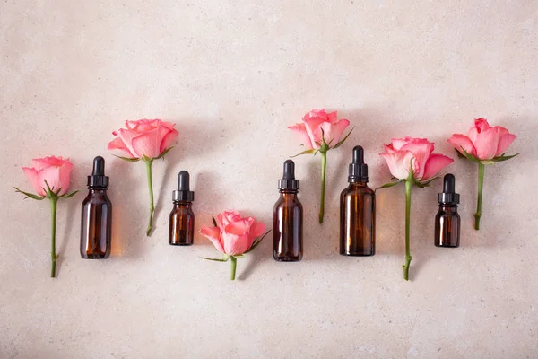 Illóolajok palackozva rózsa virágok. alternatív gyógyászat aro — Stock Fotó