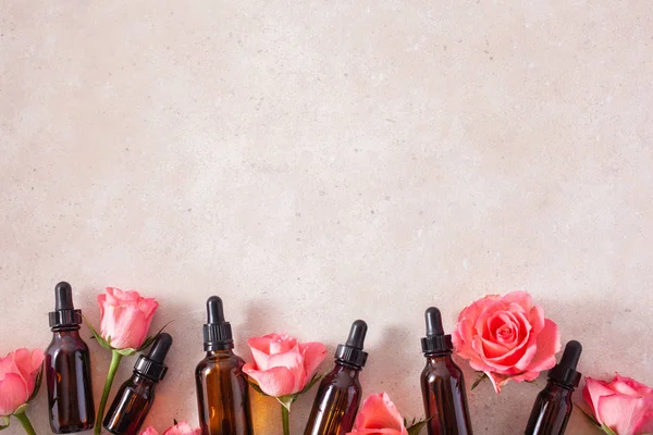 Ефірні олії в пляшках троянди квіти. альтернативна медицина збуджує — стокове фото