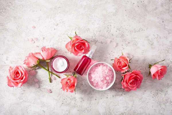 Botellas loción para el cuidado de la piel suero rosas medicinales flores. natu orgánico — Foto de Stock