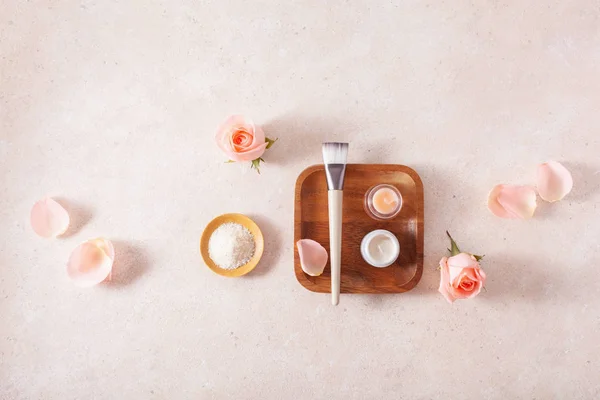 Produtos de cuidados com a pele e flores rosa. cosméticos naturais para casa s — Fotografia de Stock