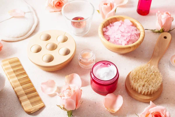 Produkty do pielęgnacji skóry i kwiaty róż. kosmetyki naturalne do użytku domowego — Zdjęcie stockowe