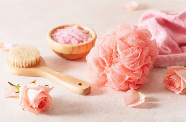 Produtos de cuidados com a pele e flores rosa. cosméticos naturais para casa s — Fotografia de Stock