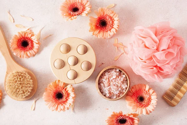 Productos de baño y cuidado corporal y flores de margarita. cosméticos naturales — Foto de Stock