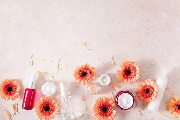 Skincare products and daisy flowers. natural cosmetics for home — Stock Photo, Image