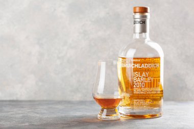 Trondheim, Norveç - 20 Mayıs 2020: Bruichladdich tek malt viski şişesi ve cam