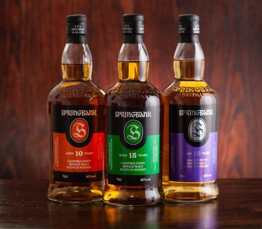 Trondheim, Norveç - 26 Mayıs 2020 Springbank tek malt viski üç şişe 10, 15, 18 yıl