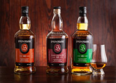 Trondheim, Norveç - 26 Mayıs 2020 Springbank tek malt viski üç şişe 10, 15, 12 yıl