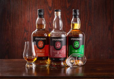 Trondheim, Norveç - 26 Mayıs 2020 Springbank tek malt viski üç şişe 10, 15, 12 yıl
