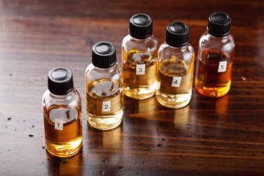 Şişe tatma ve viski ruhlu konyak bardakları. Evde tatmak.